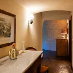 Scappo In Umbria, Maria Villa