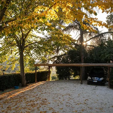 Scappo In Umbria, Maria Villa